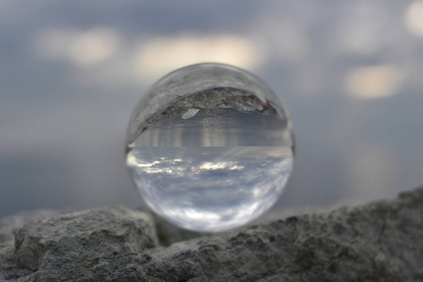 přímořská pláň vidět přes lensball - Fotografie, Obrázek