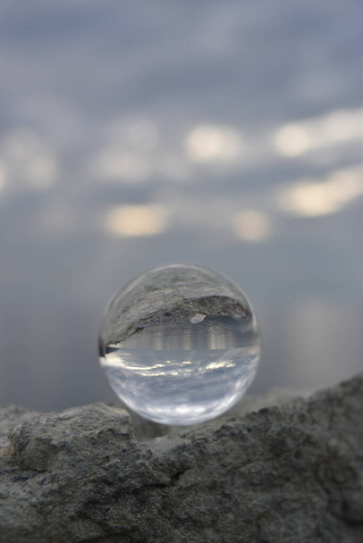 paysage marin vu à travers la boule de verre - Photo, image