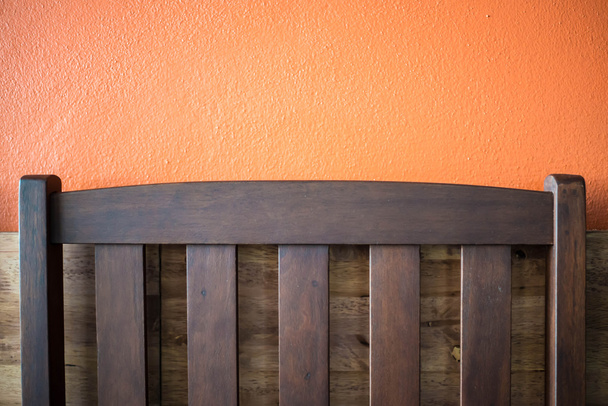 ερεισίνωτο καρέκλα για το πορτοκαλί φόντο στο café. - Φωτογραφία, εικόνα