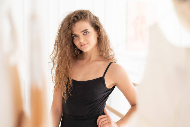 Young beautiful girl ballerina with curly hair - Foto, afbeelding