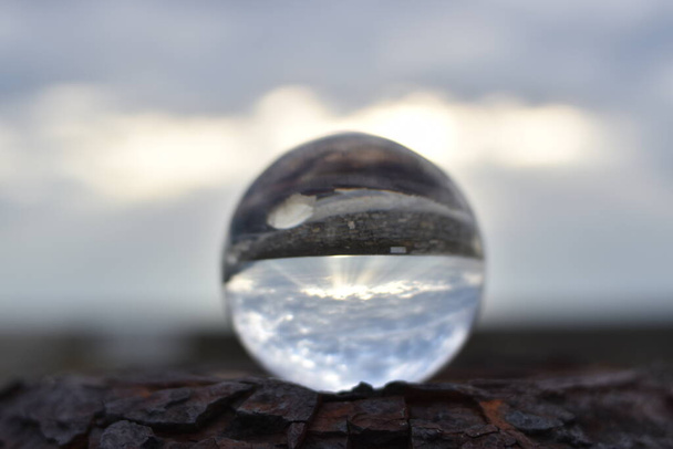 linssipallon läpi näkyvä merimaisema - Valokuva, kuva
