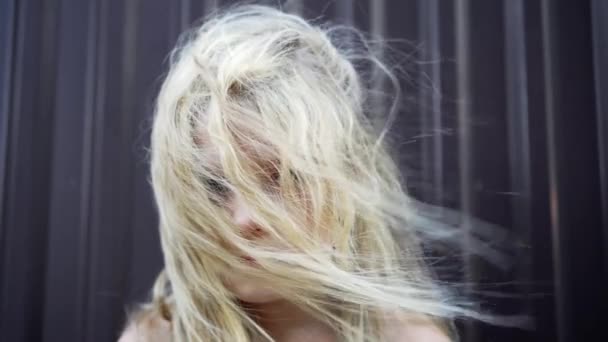 Ένα κοριτσάκι με πολύ μπερδεμένα μαλλιά που κουνιέται στον άνεμο. Το απεριποίητο κεφάλι του παιδιού. - Πλάνα, βίντεο