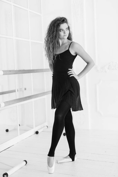 Bailarina menina com cabelo encaracolado. Foto em preto e branco. BW - Foto, Imagem