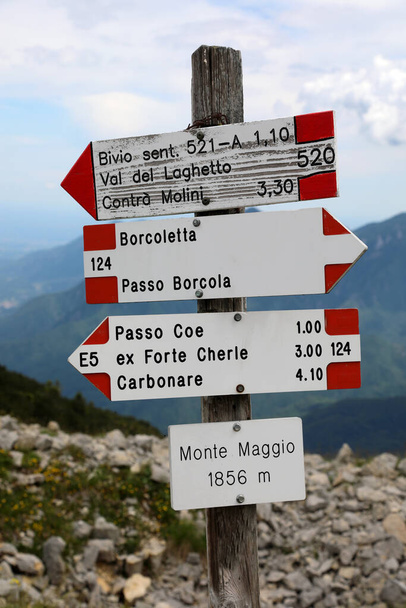 jelezze a hegyi ösvényeken a szöveget olasz megjelölve a különböző helyeken, hogy elérje gyalog - Fotó, kép