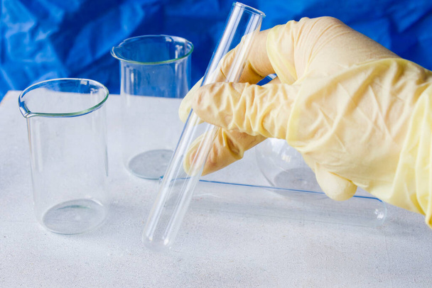 Порожній лабораторний скляний посуд, інструменти та предмети у стерильному столі
 - Фото, зображення