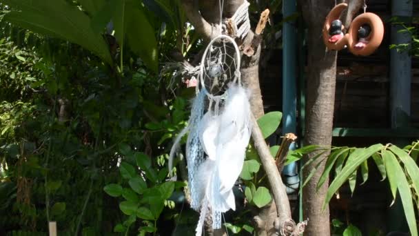 Движение от ветра ручной ловца снов или ловца снов висит на дереве в саду дома в Нонтхабури, Таиланд - Кадры, видео