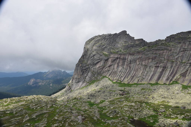Sayans, Ergaki ridge, Hanging Stone, Artists 'pass Paisaje de montaña.... Siberia del Sur. - Foto, imagen