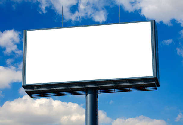 leere Plakatwand bereit für neue Werbung und blauen Himmel - Foto, Bild