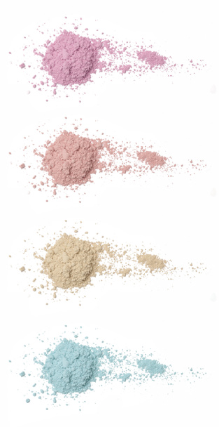 Cosmétiques ou échantillons de poudre de maquillage isolés sur blanc.  - Photo, image