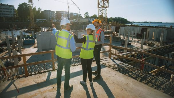 Diverse Team of Specialists Are on Construction Site. Real Estate Building Project with Civil Engineer, Architect, Business Finance Investor Discussing Planning and Development Details. - Foto, afbeelding