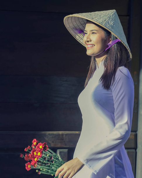 Ao Dai είναι διάσημη παραδοσιακή φορεσιά για τη γυναίκα στο Βιετνάμ. - Φωτογραφία, εικόνα