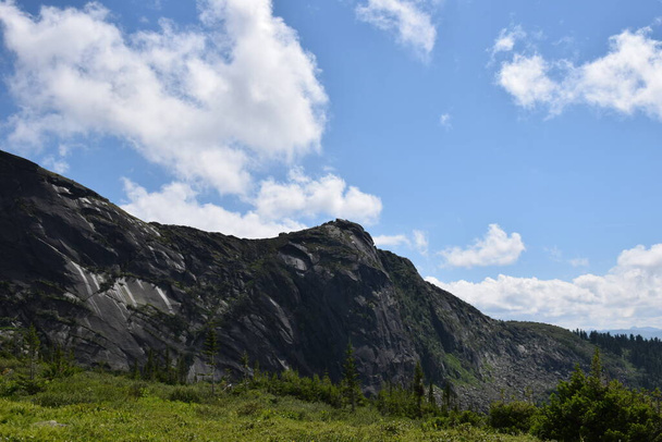 Sayans, Ergaki harjanteen, roikkuu Stone, Taiteilijan pass Mountain maisema.... Etelä-Siperiassa. - Valokuva, kuva