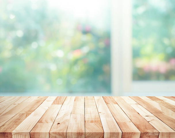 Tampo de mesa de madeira na borrão da janela com fundo de flor de jardim de manhã. Para montagem exposição do produto ou layout visual de chave de design - Foto, Imagem