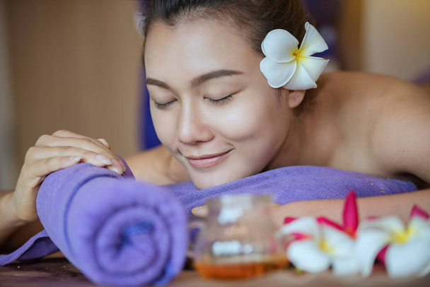 mujer relajada en el salón de spa, cuidado corporal, tratamiento de masaje corporal de spa, personas que tienen masaje en el salón de spa. - Foto, imagen