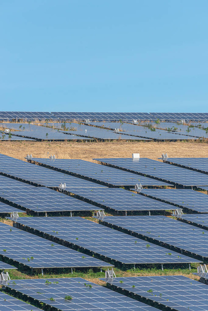 Großes Solarkraftwerk als grüne, umweltfreundliche Energie aus Sonnenlicht - Foto, Bild