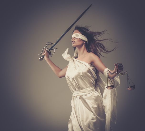 femida, θεά της δικαιοσύνης, με κλίμακες και το ξίφος φορώντας δεμένα τα μάτια  - Φωτογραφία, εικόνα