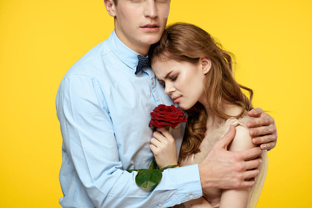 ρομαντικό ζευγάρι ερωτευμένο με κόκκινο λουλούδι αγκαλιάζει ο ένας τον άλλον περικοπή προβολής Copy Space - Φωτογραφία, εικόνα