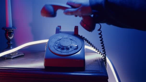 Retro 80s puhelin käsite, vastaamalla puhelimeen - Materiaali, video