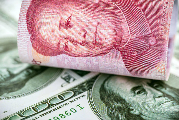 Χαρτονόμισμα των 100 δολαρίων με χαρτονόμισμα των 100 γιουάν (Renminbi), έννοια της υποτίμησης του αμερικανικού νομίσματος έναντι του κινεζικού χρήματος, χρηματοπιστωτική κρίση - Φωτογραφία, εικόνα