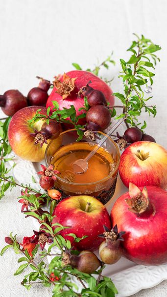 Levy tuoreita omenoita, granaattiomena ja hunaja - Valokuva, kuva