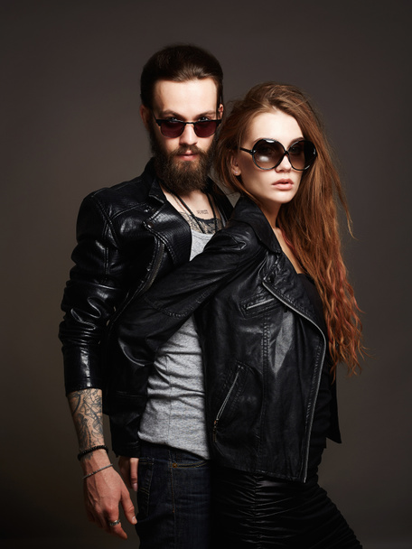 мода красивая пара в солнцезащитных очках и leather.bearded мужчина и девушка красоты - Фото, изображение