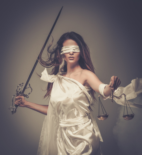 Femida, Diosa de la Justicia, con escamas y espada con venda en los ojos
  - Foto, imagen