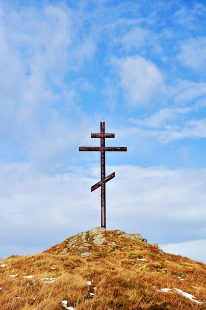 Croix contre le ciel sur une haute colline
 - Photo, image