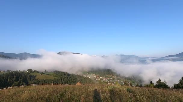 A reggeli köd eloszlik a hegyekben. - Felvétel, videó