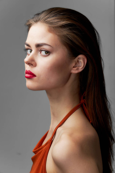 Hermosa mujer labios rojos vestido rojo glamour primer plano  - Foto, Imagen