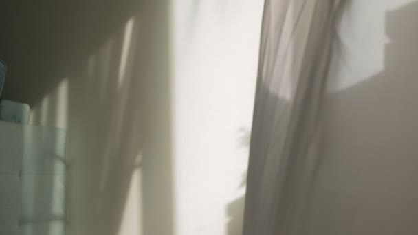 a napfény fokozatosan elhalványul a szobában. Hullámzó fehér tüll az ablak közelében. - Felvétel, videó