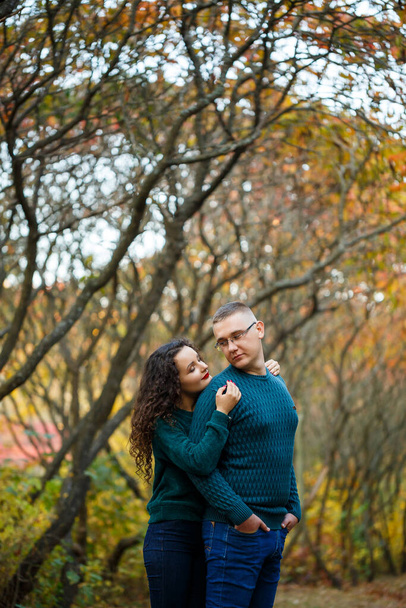 Paar in Pullovern im Herbstpark - Foto, Bild