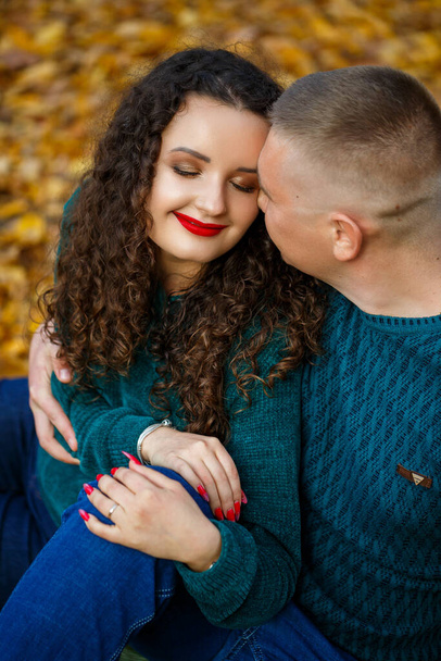 Couple in sweaters in the autumn park - Photo, Image