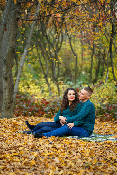 Paar in Pullovern im Herbstpark - Foto, Bild