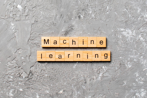 Mot d'apprentissage automatique écrit sur un bloc de bois. Texte d'apprentissage automatique sur table en ciment pour votre desing, concept. - Photo, image