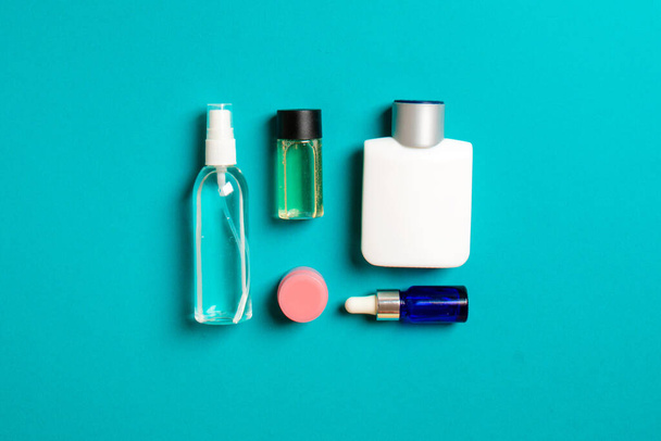 Maqueta de marca Cosmetics SPA, vista superior con espacio para copiar. conjunto de tubos y frascos de crema plana sobre fondo de color. - Foto, Imagen
