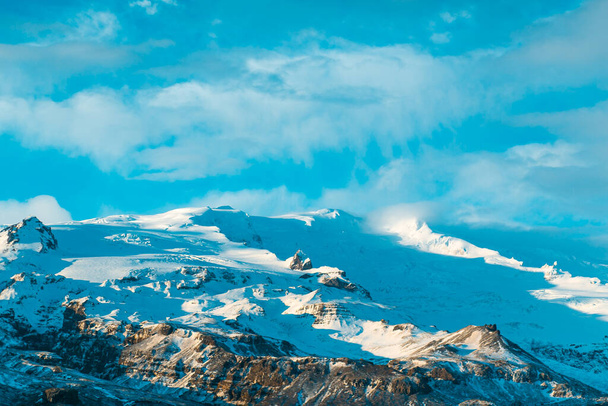 Paysages islandais incroyables. Montagnes enneigées et glacier. Coucher de soleil - Photo, image