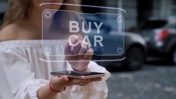 Rubia interactúa HUD holograma Comprar coche - Imágenes, Vídeo