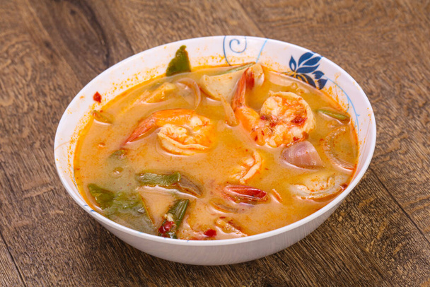 Famous Thai Tom Yam soup with prawn - Фото, изображение