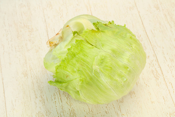 Ensalada fresca de iceberg verde maduro - lista para cocinar - Foto, imagen