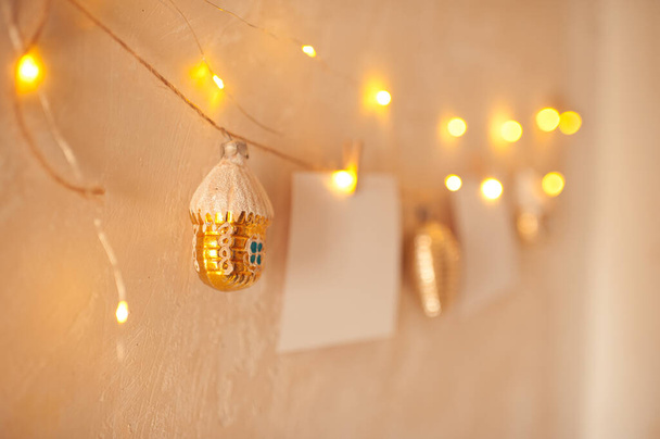 Noel ışıkları, dekorasyonlar ve klasik duvarın üzerinde boş bir alan olan çelenkler. Kış tatili. - Fotoğraf, Görsel