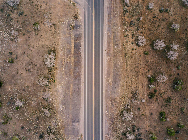 Luchtfoto van de snelweg in de woestijn - Foto, afbeelding