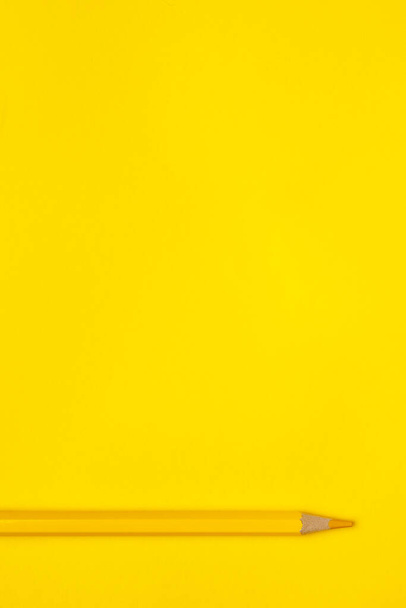 горизонтальний жовтий гострий дерев'яний олівець на яскраво-жовтому тлі, ізольований, простір для копіювання, сміється
 - Фото, зображення