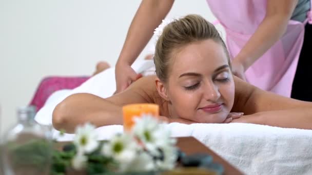 Mujer obtiene de vuelta spa de masaje por terapeuta de masaje. - Imágenes, Vídeo