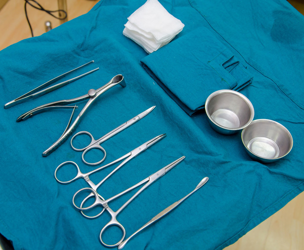 Chirurgo e strumenti chirurgici in funzione
 - Foto, immagini