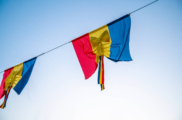 Romanian lippu tuulessa - Valokuva, kuva