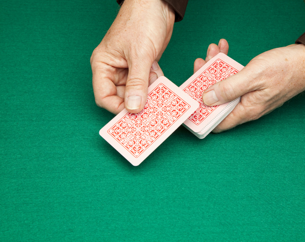 Close-up de mãos vendendo um baralho de cartas - Foto, Imagem