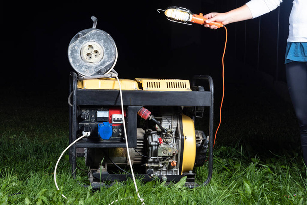 oświetlenie ulicy. - Dobranoc. Generator jest żółty. Generuje elektryczność. Wykorzystywany jako zapasowe źródło zasilania. - Zdjęcie, obraz