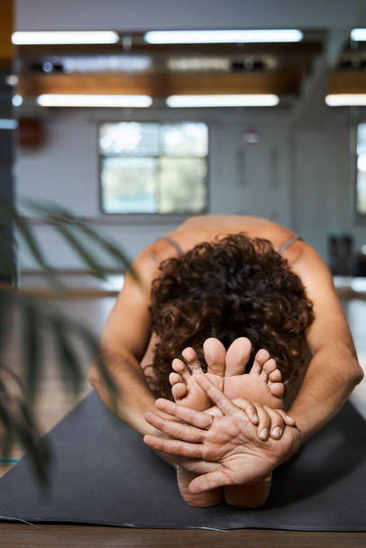 Zittend voorwaarts bocht pose yoga iyengar, Paschimottanasana vooraanzicht - Foto, afbeelding