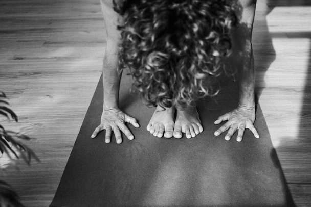 De pie hacia adelante Doblar pose en yoga iyengar, Uttanasana doblez pose de cerca vista frontal - Foto, Imagen