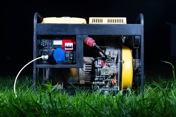 katuvalaistus. Öitä. Generaattori on keltainen. Se tuottaa sähköä. Käytetään varavoimanlähteenä. - Valokuva, kuva